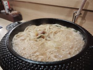 福岡市中央区・赤坂の「もつ繁」のもつのすき焼きの〆のちゃんぽん麺