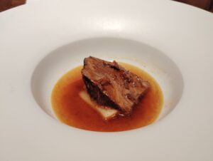 「焼鳥FLAMINGO」の牛ほほの赤ワイン煮込み