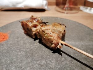 「焼鳥FLAMINGO」のイベリコ豚のわわ菜巻き