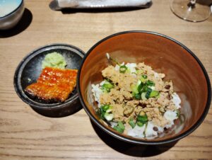 「焼鳥FLAMINGO」の鶏そぼろご飯とうなぎ