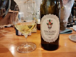 ALOCOLIのTiroliro Alvarinho Vinho Verde 2023