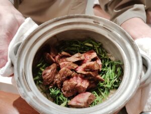 「白金 肴 新進気鋭」のセリとカイノミの土鍋ご飯