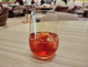 「ANAインターコンチネンタルホテル東京」の「アトリウムラウンジ」のストロベリー・アフタヌーンティーのウェルカムドリンクのスイートキス