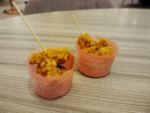 「ANAインターコンチネンタルホテル東京」の「アトリウムラウンジ」のストロベリー・アフタヌーンティーのフライドチキン