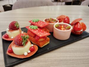 「ANAインターコンチネンタルホテル東京」の「アトリウムラウンジ」のストロベリー・アフタヌーンティー