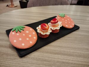 「ANAインターコンチネンタルホテル東京」の「アトリウムラウンジ」のストロベリー・アフタヌーンティー