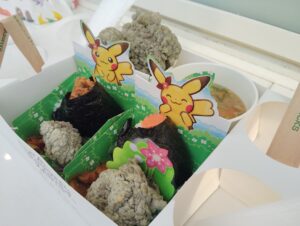 よみうりランドのポケパークカントーのカヤツリタウンのピカチュウのおにぎりやのおにぎりと唐揚げととん汁