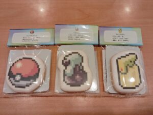 よみうりランドのポケパークカントーのカヤツリタウンのフレンドリィショップで売っているモンスターボールとキズぐすりとなんでもなおしのクッキー