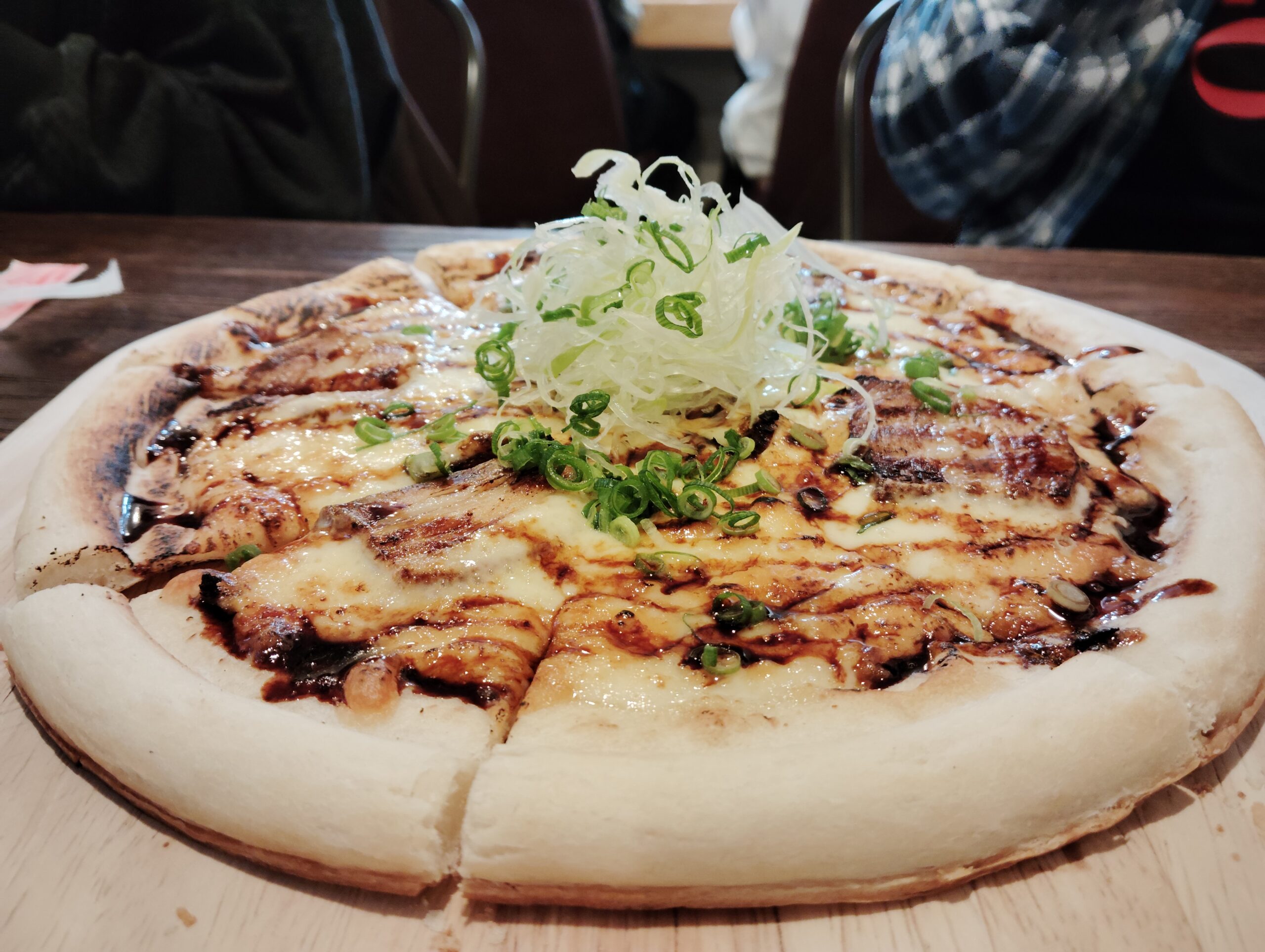 座間味島にある「南島酒楽 青の海」のラフテーピザ