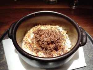 東麻布「STEAK HOUSE SHINSHINKIEI」の白子と蟹のグラタン