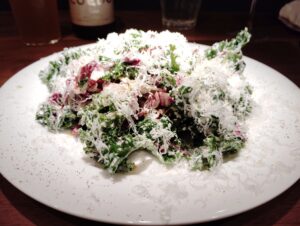 東麻布「STEAK HOUSE SHINSHINKIEI」のケールのシーザーサラダ