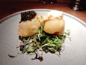 東麻布「STEAK HOUSE SHINSHINKIEI」の虎河豚のフリット