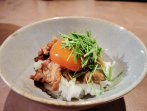 駒場東大前のさざれの鶏五目と卵黄の醤油漬けご飯
