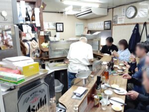 豚の味珍の店内