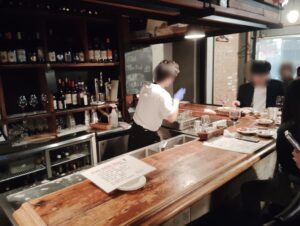 新日本橋のビストロ「Nico」の店内のカウンター