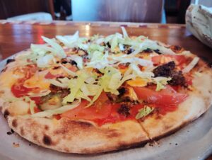 センター北「Byrd's Pizza & Ribs」のチーズバーガーピザ