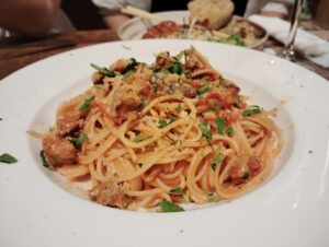子安「金剛商店138番地」のソーセージのパスタ