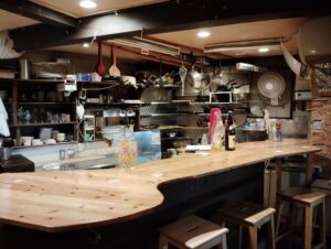 子安「金剛商店138番地」の店内カウンター席