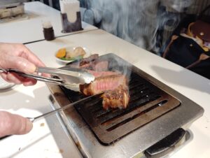 月島「焼肉 凛」のランプステーキをお母さんが焼いている様子