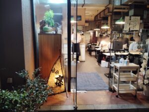 月島「焼肉 凛」の店内