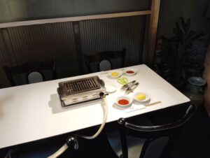 月島「焼肉 凛」のテーブル席