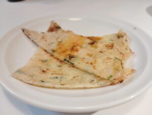 月島「焼肉 凛」のお通しのチヂミ