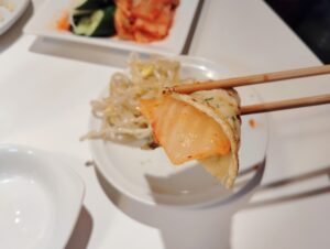 月島「焼肉 凛」のキムチをお通しのチヂミで巻いたもの