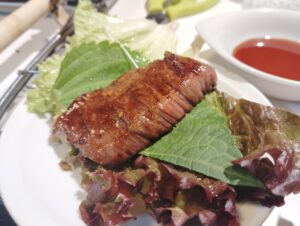 月島「焼肉 凛」の特選ハラミとサンチュ