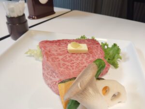 月島「焼肉 凛」のランプステーキ