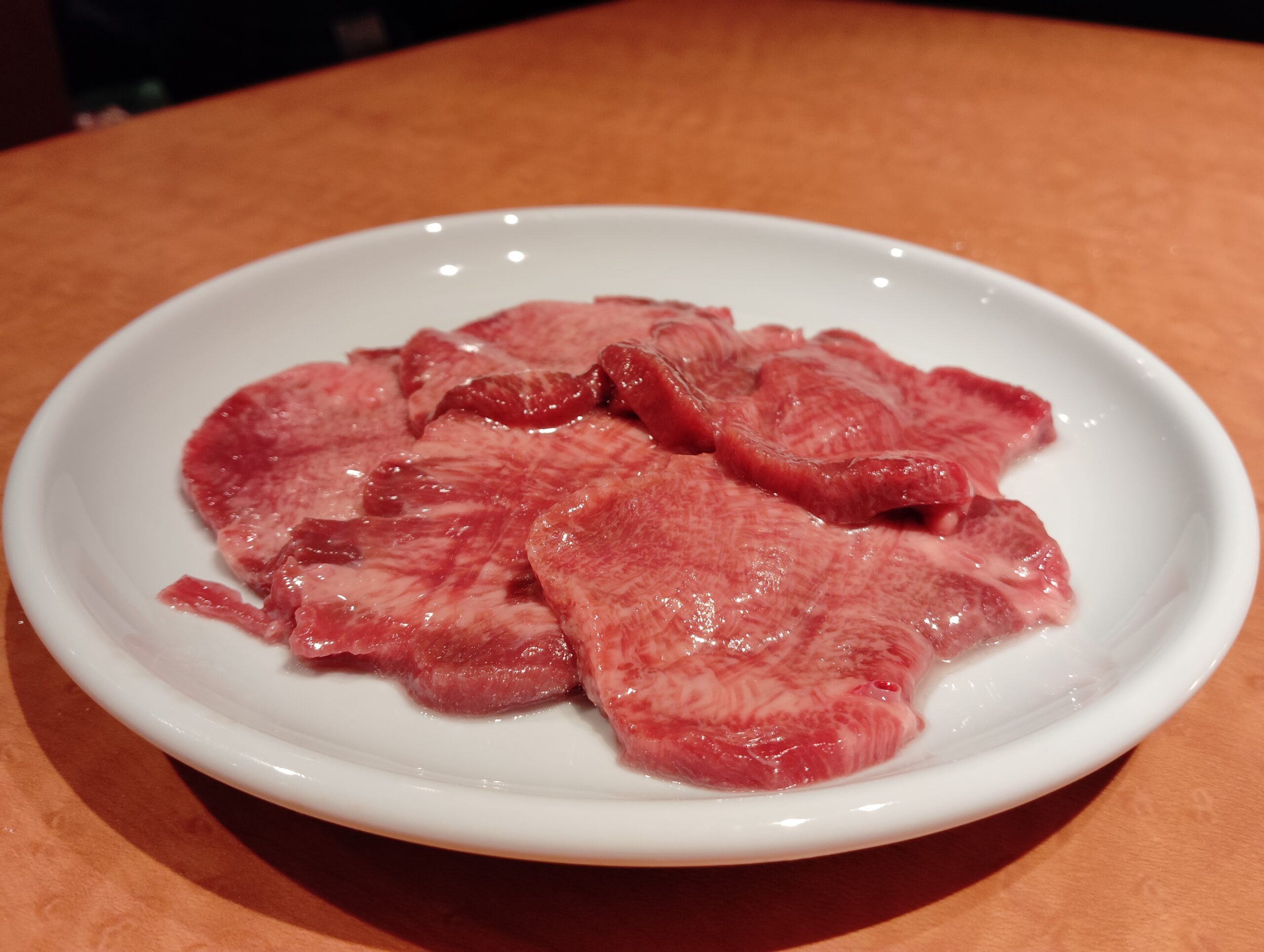 渋谷「焼肉ホルモン 良味苑」の限定タン