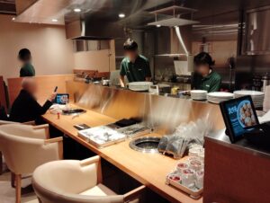 渋谷「焼肉ホルモン 良味苑」のカウンター席