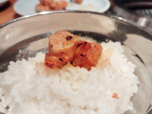 渋谷「焼肉ホルモン 良味苑」の良味ホルモンとライス