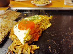「月島もんじゃ たまとや 綱島」のモダン焼き