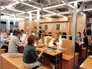 「月島もんじゃ たまとや 綱島」の店内