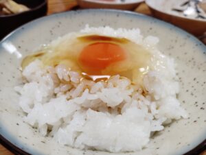 八丈島「梁山泊」の島卵かけごはん