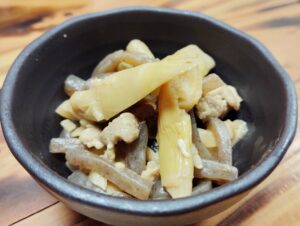 八丈島「梁山泊」のお通しのタケノコ煮