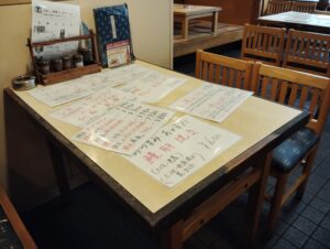 「朝日屋」のテーブル席
