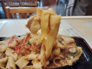 「朝日屋」の焼き太きしめんの麺リフト