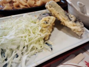 「朝日屋」の日替わりセットの茄子の天ぷら