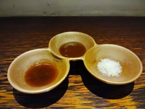 名古屋「カツレツMATSUMURA」の調味料（ポン酢、ウスターソース、塩）