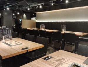 大門「焼肉 悟百苑」の店内