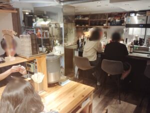 横浜市「バロンヌードル」の店内