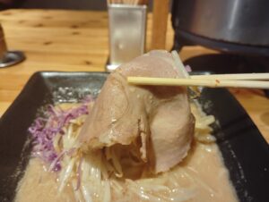横浜市「バロンヌードル」の味噌ラーメンのチャーシュー