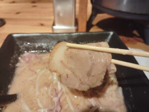 横浜市「バロンヌードル」の味噌ラーメンのチャーシュー