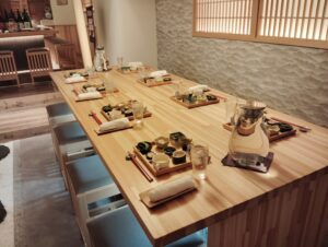 「四谷本殿」の店内テーブル席