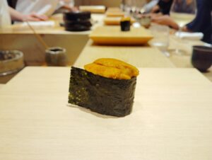 南青山「鮨 龍次郎」のムラサキウニ