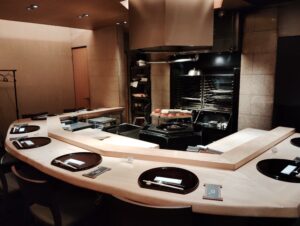 赤坂「atami」の店内