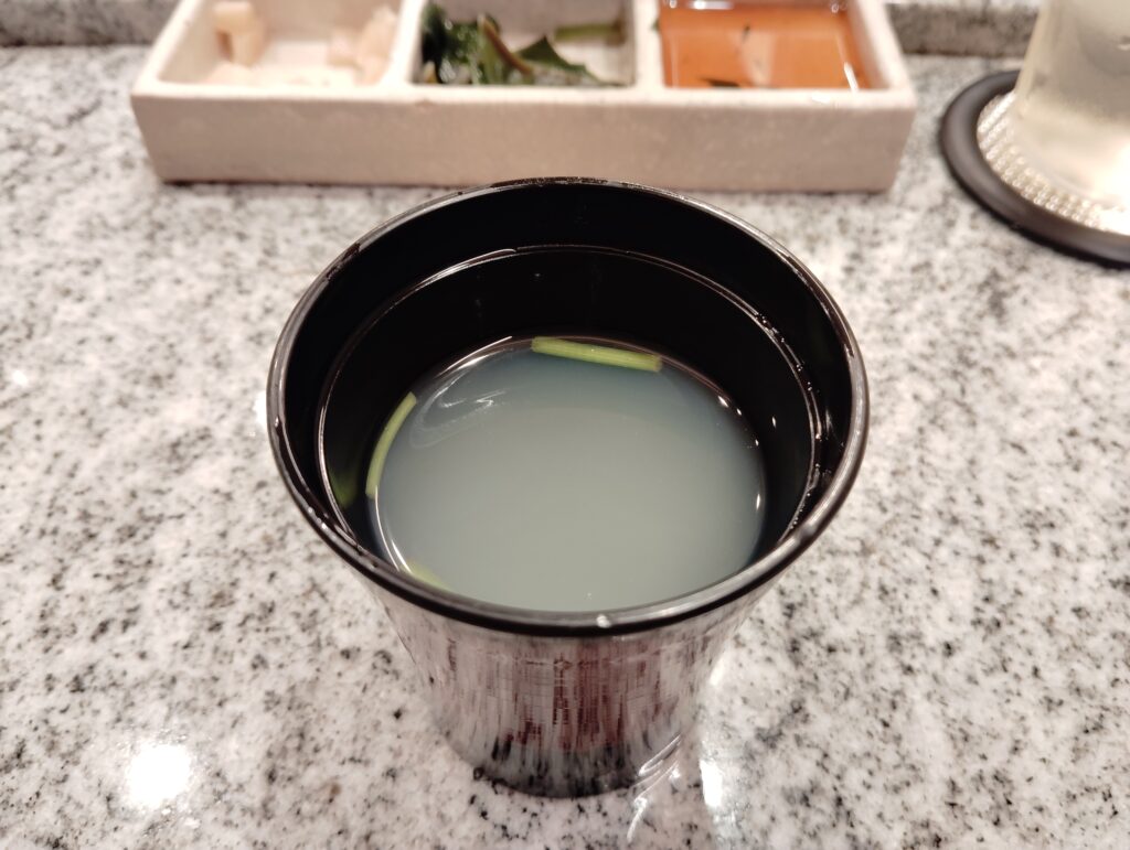 「東麻布 鮨 新進気鋭」の蛤としじみのお出汁