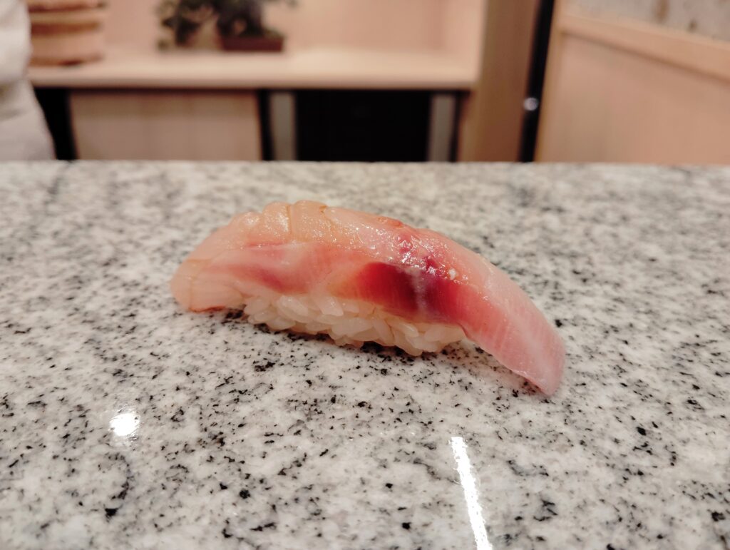 「東麻布 鮨 新進気鋭」のイサキ