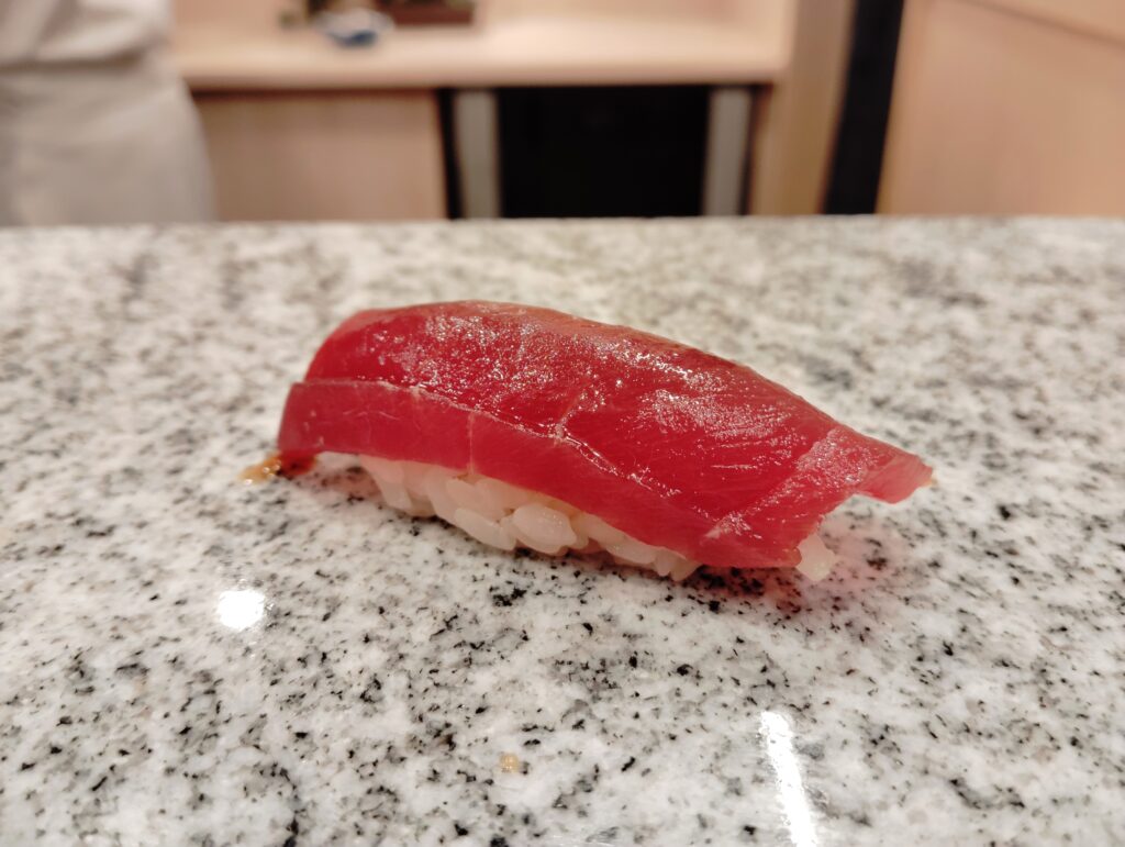 「東麻布 鮨 新進気鋭」の赤身の漬け